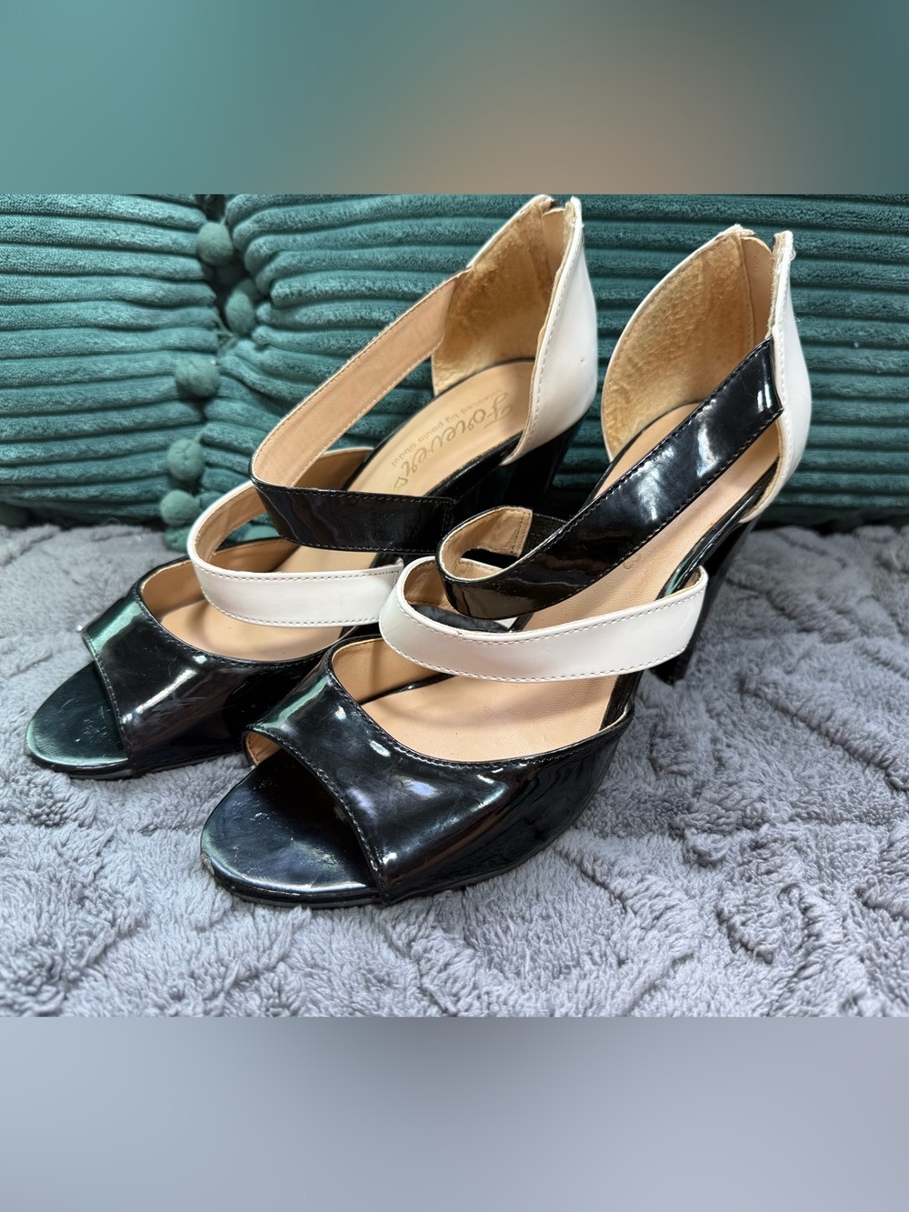 Forever by Paula Abdul- Black and White Patent Peep-Toe retro Sandals (8.5)